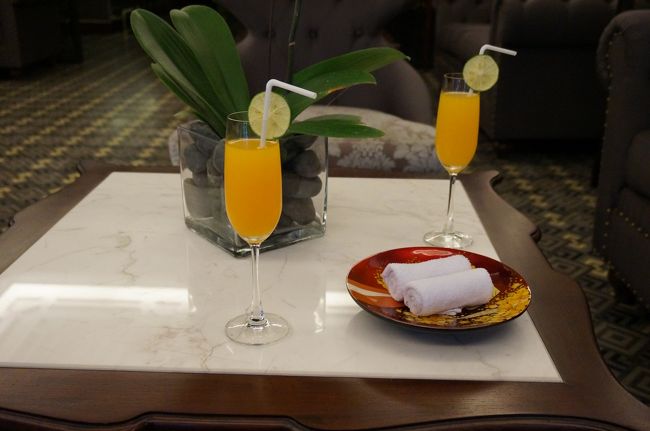 おしぼりとウェルカムドリンク。<br />お部屋はデラックスルームで予約していましたが、バスタブ付きのお部屋となしのお部屋とどっちがいいと訊かれ、バスタブ付きをリクエストしたら15分待ってということでした。