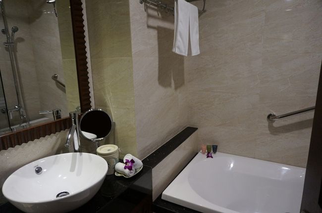 バスタブのお湯も熱くて量も十分。排水も良好でした。<br />日本では普通なことも、海外ではなかなかダメなので、その点でもこのホテルはすごくよかったです。