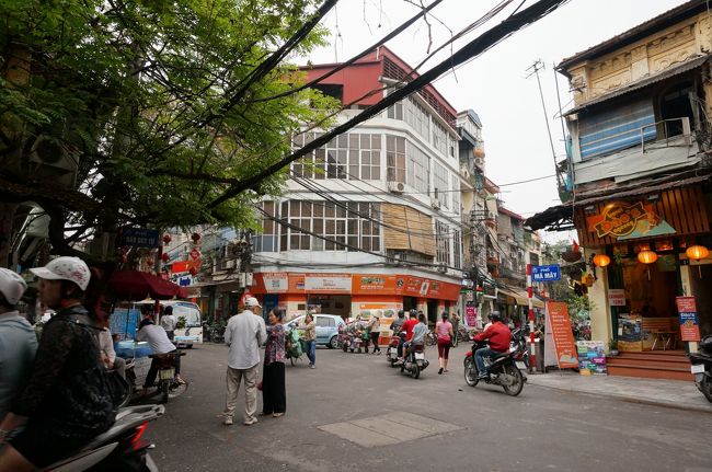 それにしてもバイクが多いです。<br />そして、すぐクラクションを鳴らす。<br />またこの通りは観光用の電気自動車も走っていて、歩きにくいです。