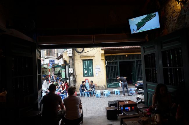 白人はやっぱり外の席が好きですね。<br />我々は暑いので中の席で。