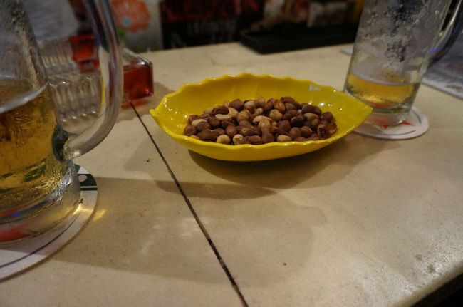 おつまみにピーナッツ。<br />少し甘めに味付けしてあって美味しかったです。