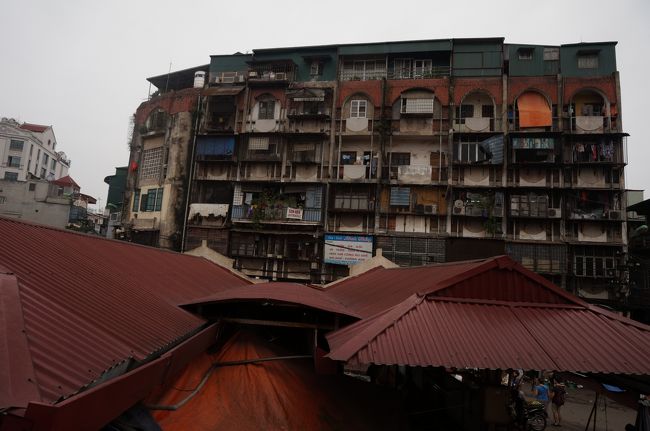 今にも崩れ落ちそうな集合住宅。