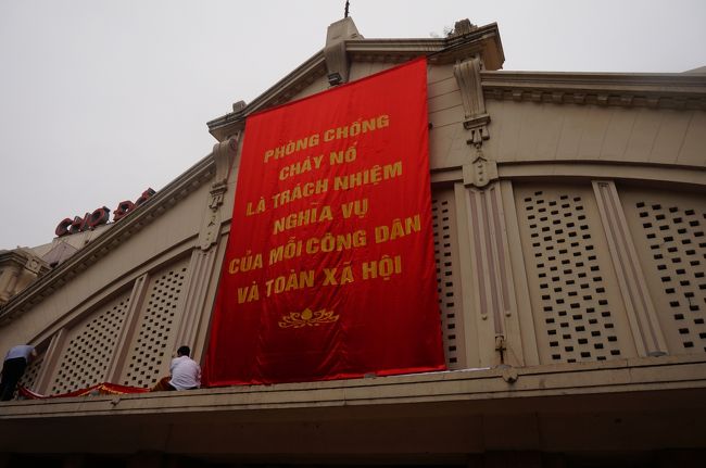 ドンスアン市場に到着。<br />2階は布売場、1回はおもちゃなどあって、少し見ただけで退出。