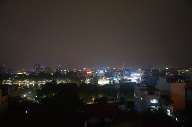 ホテルに一度戻って休憩した後は、食事にいきました。<br />エレガンスダイアモンドホテルのグルメコーナーレストランです。<br />日本から予約をしていきました。<br />窓側の席を予約していったところ、ホアンキエム湖を望む席（2テーブルのみ）に案内してもらいました。