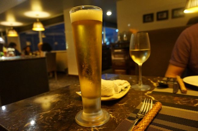 まずはビールと白ワインで乾杯。<br />こちらのレストランはグラスワインも赤白それぞれ6-7種類くらいあって、良かったです。