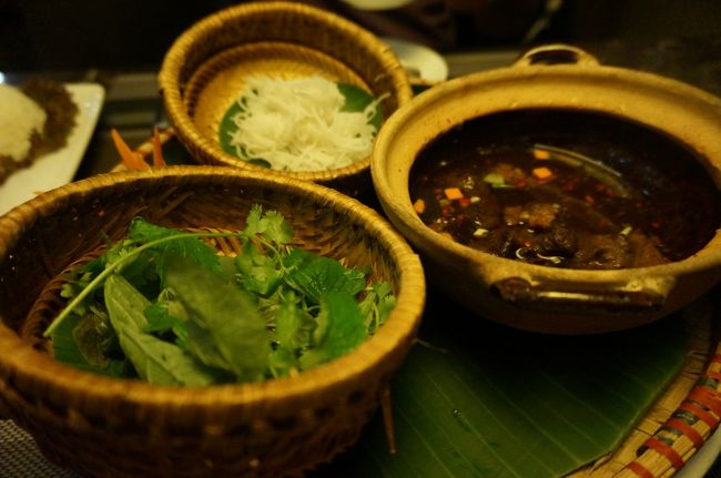 ブンチャ―。美味しいけれど、ブンもっと欲しい。<br /><br />これがテーブルに運ばれてきたら、後ろのイスラム系夫婦の夫が私たちのテーブルに来て「何それ？」と。<br />お店のお姉さん「I's pork」と言われがっかりしていました。<br /><br />お店のスタッフはとてもフレンドリーで良かったです。