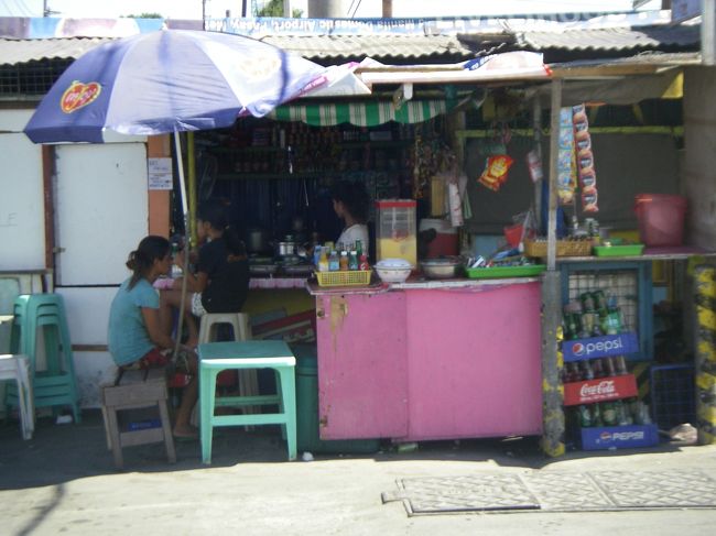 同じくバンから撮りました。飲み物らしき物を売っている以外に何を売っているのかは判りません。そういえば、ミネラルウォーターはきちんとした店で買えうようにと、いつか聞いたような気がします。でも、今までのところこれ位が普通のような気がします。
