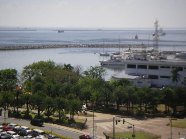 東京組と落ち合うまでの少しの間にCheck-in。部屋の窓から斜めにマニラ湾を臨む。なお、部屋から正面を見るとお隣のマンションです。