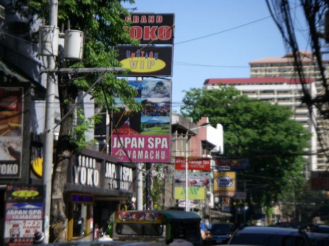 空港より交換レートが良いといわれた街中の両替店で順番待ちの時に写しました。確かマピニ通りとかいう繁華街だそうです。