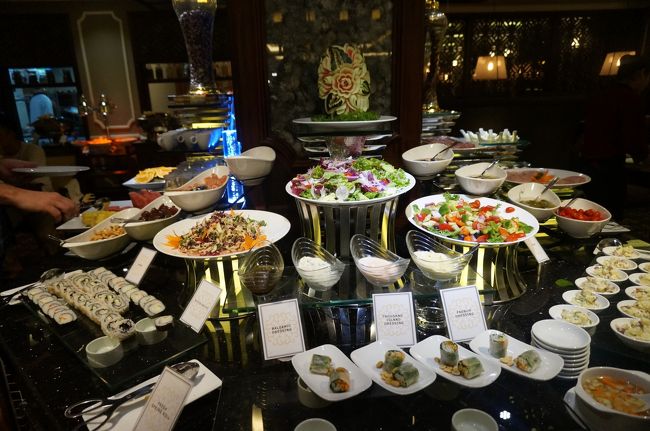 さて、翌朝のホテルの朝食です。<br />まあ、素敵、生春巻きとか海苔巻も。