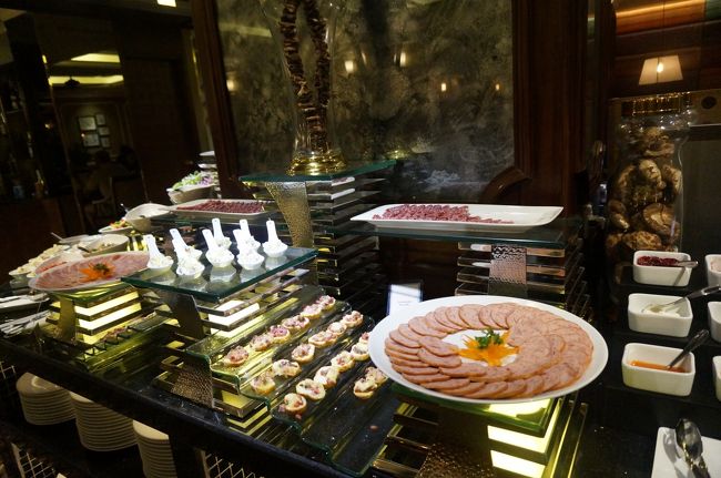 ハムやサラミやプチオードブル。<br />朝からシャンパン飲みたくなるわ〜