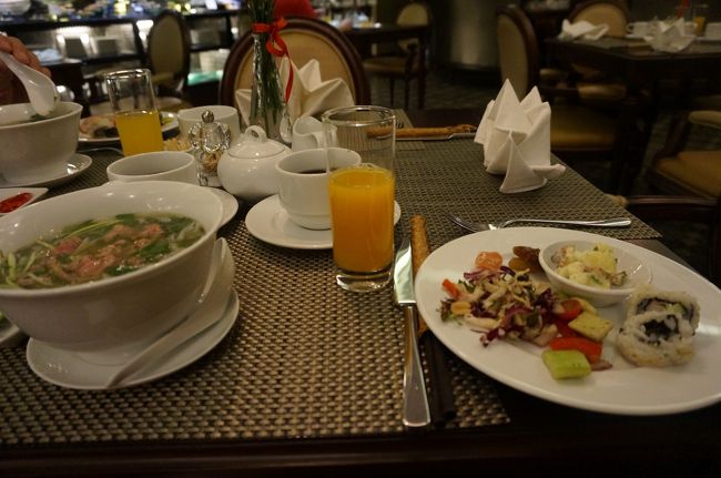 ビュッフェコーナーから好きなものを取り、メインはオーダー式。<br />初日は2人してフォーボー。<br /><br />ビュッフェコーナーの食べ物はとにかくどれを食べても美味しい。<br />ただのポテトサラダでさえ、今まで食べたポテトサラダの中で一番でした。<br />すごい朝食！