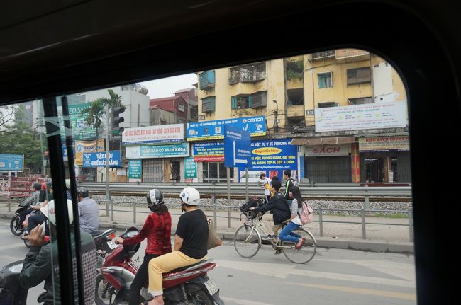 2日目はウェンディツアーでホアル―・チャンアンツアーに行きました。<br />8時半ホテルのロビーにお迎えということで5分前に降りていくとすでにガイドさんは来ていました。<br />プライベートカーと書いてあったので私達だけかと思いましたが、もう1人ツアー参加者がいて3人で出発。<br />日本語ガイドさんは見習いさんを１人連れていて運転手さんを入れて３人、トータル６人なのでハイエースでした。<br />まずはホアル―目指します。<br />ハノイは朝の通勤時間、でも土曜日なので道はいつもよりはかなり空いているようです。<br />道路のすぐわきに線路。