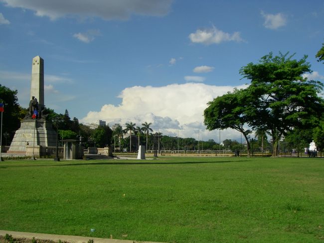 観光コース最初はリサール公園（Rizal Park)です。広々として気持ちいいですが、いきなりの高温多湿で歩きたくはないです。