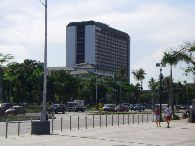 ホテル名失念、たぶんマニラホテルかと。マッカーサー元帥も泊ったとか。この上からなら、公園の全容と城壁都市が見えるでしょう。