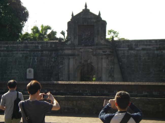 ほどなく城壁が見えてきます。これがFort Santiagoの門です。Fort Santiagoはサンチャゴ要塞と訳しているようです。