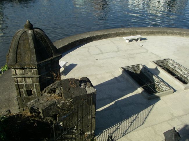 北端の屋上のようなところから牢のようなものが見えます。自然を活かして造った要塞のようです。