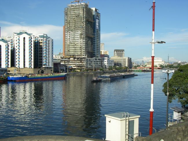 その向こうには川が流れています（Pasig River)。そういえば、ゲートの前はお堀のようでした。