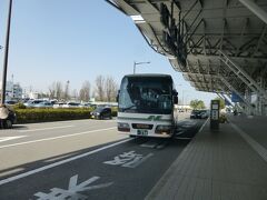 空港からバスで市街へ。
9:10発の新潟駅南口直行のリムジンバス（所要約25分）と、9:15発の新潟駅万代口行きの路線バス（所要約33分）がありましたが（どちらも410円、ICカード相互利用可）、新潟港に行くには途中下車して歩くのが早そうだったので、路線バスに乗りました。