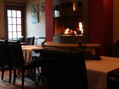 14:20 La Dentelliere

ムール貝が食べたくて何軒かチェックした後に入ったレストラン。ブリュージュは観光地なので残念なお店もあるので慎重に。

看板に有名ムール貝ブランドのマークがあったのでここへ。冷凍じゃないといいな。