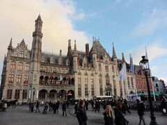 州庁舎

2階のバルコニーに人がいるのが見えたので行ってみました。州庁舎は見学コースもあるみたいです。

わたし達はチップ制のトイレを使って2階のバルコニーへ。ここはパブの一角ですが、見学だけでも大丈夫でした。