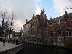 ダイフェルは土日に蚤の市が立ちます。その向かいに建っていた時代を感じる建物。