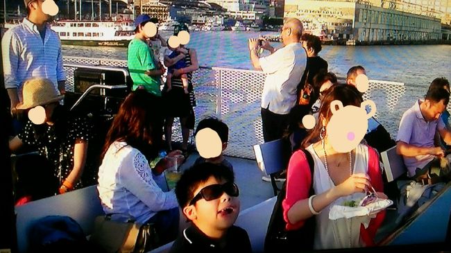 クルーザーに乗り　自由の女神のまわりで花火も観れるという　何とも贅沢なツアー<br /><br />予約していたグループに便乗させてもらえました　感謝です<br /><br />軽食とドリンクを船で販売しているので　早速カンパーイ♪そして腹ごしらえ<br /><br />これディナークルーズかって？　自由に飲食できて　景色を楽しんで 充分贅沢なディナークルージングでした☆<br />