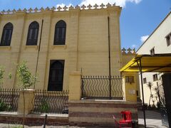 ベン・エズラ・シナゴーグ
カリフ・ハーキムによって閉鎖され、土地と建物はユダヤ人コミュニティーに売られたが、現在の建物は1890年エルサレムの大ラビ、ベン・エズラによって改修、増築が行われたもの。

カリフ・ハーキムは変人として有名で、後日行くイスラミックカイロのハーキムモスクを完成させたカリフです。異教徒には高い人頭税を払わせ、教会やシナゴーグを破壊させ財産を没収したと言われています。精神に変調をきたしていたらしいです。