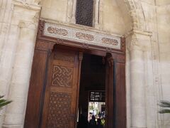 ムアッラカ教会（別名ハンギングチャーチ）＝（アラビア語名）エルムアッラカ教会
入口は小さいのですが、、、