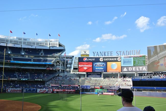 ミュージカルでたっぷり休憩してしまったので（俳優さんごめんなさい）元気いっぱいの私たちが次に向かうのは「ヤンキー・スタジアム」(^O^)<br /><br />これもツアーバスで連れて行ってもらいました！