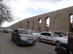 サラーハ・サーレム通りと水道橋
元々はローマ時代に建設されたがものですが、現在残っているのは14〜15世紀に造られたものです。
19世紀迄実際に使用されていました。