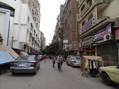 サイイダゼイナブの駅からお昼ごはんを食べに行きます。
ここら辺も、住宅街です。