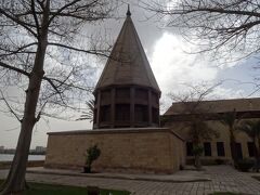 ナイロ・メーター
ウンム・カルスームに感激して気持ちは吹き飛んでしまっていましたが、これがナイル川の水位を測ったナイロ・メーターです。内部にメーターがあり、861年に再建されたもの。
ナイル川は定期的に氾濫していたので、事前に予測するために流域に設置されたうちの一つです。
奥はモナステルリ宮殿。
19世紀初頭のエジプト総督顧問であったモナステルリが、1857年に建てたものです。