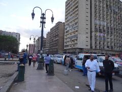 夕方まだ時間が早いので、シティースターズというショッピングセンターに行くことにしました。
ラムセス駅前のマイクロバス乗り場
カイロは地下鉄が２路線が開通していますが、やはりどこにでも行けるのは、庶民にとってはバスとマイクロバスです。