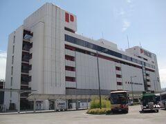 静岡（しずおか）駅



駅本屋
該駅は、明治２２年（１８８９年）２月１日開業である。
該駅設置箇所は、元来、小丘陵が存在し、既に人口密集地でありながら該地のみ人家が少なかった事から停車場候補地として採択された。
それ故、該小丘陵を取崩し撤去する為に、現地に於いて人夫を雇用し該作業を行っていた処、或る日、崩壊事故が発生し死傷者数名が生じた。
因みに、該小丘陵残部は東海道本線静岡市内高架化工事着工時まで、寶台院跨線橋付近に残存していたが、該工事着工時に完全撤去された。
該駅開業当日は、國府津-静岡間開通と云う事で、盛大な開通式典が予定されていた為に、該開通式典招待者は、前日まで来静し、該駅前に移転新築された西洋式旅館 大東館に参集宿泊していた。
旧東海道筋府中宿に於いて江戸期より営業してた旅籠の大萬屋、及び、東萬屋が存在した。
然るに、明治維新と共に、全国各地に存在した関所は撤廃されたが、他方、横濱-神戸間に蒸気船が定期運航を開始した事から、旅行者は東西間を該蒸気船を利用して移動する時代となり、旧東海道筋を徒歩で移動する者など絶滅してしまった為に、各宿場は閑古鳥鳴く閑散とした状態になった。
此の為に、鉄道開通の情報を得た大萬屋、東萬屋は、将来に於ける生存策として、両者が合体し駅前に移転したもので、合体後に両者の頭文字を用い大東館と称した。
然し、開通式を翌日に控えた深更、一番町焼芋屋から火事が発生し、約１１００戸が焼失する明治２２年静岡大火が発生した。
該大火の為に、当時の静岡縣知事 関口隆吉（せきぐち たかよし）（天保７年（１８３６年）１０月２６日〜明治２２年（１８８９年）５月１７日）（明治１７年（１８８３年）９月２日〜明治２２年（１８８９年）５月１７日在任）は、自ら陣頭指揮を執り、該大火被災者に対し、縣臨時予算を以って対処すると共に、該駅前に於いて盛大に行う予定だった開通式典は、該駅ホームに於いて周囲を幕を張巡らせた内部に於いて少数の関係者参加の下に厳かに執行させ、当日出席者に配布する予定だった幕ノ内弁当、紅白饅頭、餅類は見舞品として被災者達に配布させた。
因みに、当時の逓信省鐵道局長官 井上 勝（いのうえ まさる）（天保１４年（１８４３年）８月２５日〜明治４３年（１９１０年）８月２日）（明治１８年（１８８５年）１２月２８日〜明治２３年（１８７０年）９月６日在任）が、該大火の報を受け来静中止をしたかの如き文献を散見するが、事実は開通式典に参列する為に、前日に東京から来静し大東館に宿泊している事が、国立国会図書館憲政資料室保存の 井上 勝 関係文書に拠り記述が存在すし、但し、該大火に遠慮して開通式典に出席しなかったと言うのが、けだし真相であり、井上が来静していなかったとする文献は全部事実無根である。
尚、開通式当日は、県内御殿場町に於いても大火が発生しており、県庁所在地への鉄道開通と云う日として幸先良い門出とはお世辞にも言えぬ１日だった。
該地に、明治３１年（１８９８年）３月２４日附で、帝國陸軍第３師団配下として歩兵第３４連帯が設置され、軍都としての側面を見せる様になる。
更に、明治３３年（１９００年）に静岡御用邸が設置された。
第１２２代 明治天皇（めいじ てんのう）（嘉永５年（１８５２年）１１月３日〜明治４５年（１９１２年）７月３０日）は、東京-京阪神間移動に対し、東海道線全通前は帝國海軍所属艦艇を利用していたが、紀伊半島沖を経由し海上を航行する事から動揺激しく、明治天皇が船酔いし易い体質だった事もあり、該線全通後は鉄道利用に移行された。
然るに、当時の列車速度は御召列車と云えども遅く、新橋-京都間が日着困難なだけでは無く新橋-静岡間は６時間を要し、明治３９年（１９０６年）４月１日より新橋-神戸間に１、２等最急行列車が運転開始されたが、該列車は新橋８時発神戸２１時４０分着で、当時とすれば最速だったとは申せ、運転時間に１３時間４０分を要しており、東京横濱対京阪神間が日着可能になったとは申せ、該運転速度を御召列車に対し適用させるには無理があった。
また、現在とは異なり、線路状態も貧弱で良好では無かった事から列車走行中の動揺も激しく、御召列車御料車内に於いて食事供与は無理が多く、途中休養の為に、静岡、及び、名古屋に御用邸が設置された。
御召列車が新橋を出発し静岡まで運転後、天皇、及び、随員共に御召列車から下車して頂き、該御用邸内に於いて食事休憩後、再度御乗車される迄、御召列車整備が行われた。
然し、初代駅本屋は貴賓接受設備が存在せず御召列車取扱上不便な事や手狭になった事などを理由に、逓信省鐵道作業局は該駅本屋改築を決定し、明治４０年（１９０７年）１０月に第２代木造２階建駅本屋が竣工した。
大正後期ともなると列車速度が向上し、更に、昭和初期に東京-大阪間８時間３０分運転が可能になった事で日着が可能になった反面、相対的に該御用邸利用は激減し、第１２４代 昭和天皇（しょうわ てんのう）（明治３４年（１９０１年）４月２９日〜昭和６４年（１９８９年）４月２９日）が昭和５年（１９３０年）に、該県内に於いて実施された 帝國陸軍大演習の際に宿泊されたのを最後に利用が無くなり、今後の利用も見込めないと判断された事から、宮内省は検討した結果、該御用邸廃止を決定し、翌昭和６年（１９３１年）に正式廃止となった。
廃止後は静岡県が管理したが、翌昭和７年（１９３２年）に静岡市に払下られ、該市では市民の為に有効活用していたが、昭和２０年（１９４５年）６月１９日未明の静岡大空襲で被災し邸内造営物は全焼し烏有に帰した。
戦後、跡地に静岡市役所が建設されたが、駅前から市役所までの通りを 御幸通の名称が、嘗て該地に御用邸が存在していた痕跡を残す。
昭和期になり、激増する旅客を前に、該駅施設不足が深刻な状態になり、鐵道省は検討の結果、該駅本屋を再改築する事になり、昭和１０年（１９３５年）１０月１０日附で、鉄骨鉄筋コンクリート２階建 第３代駅本屋が竣工した。
明治期以降、該地に火事が多発した事は前述した。
昭和１５年（１９４０年）１月１５日１２時３０分頃、市内新富町から出火した火事は該日まで４０数日間晴天が続き、且つ、当日は駿河湾から吹く強季節風の為に、火は瞬く間に燃広がり、市内中心部を焼失させ、更に、東海道本線敷を越え南側を延焼させ約１０時間後に鎮火した。
該火災に依り全焼５０４７戸、半焼７４戸、市民２８１５６名が罹災する昭和１５年静岡大火が発生した。
該大火の為に、５年前に新築した該駅本屋が半焼し、該駅構内木造建造物数戸が全焼し、更に、信号回線焼失の為に、該大火発生後２４時間は上下線共に列車運行が不可能になった。
日華事変（にっか じへん）（昭和１２年（１９３７年）７月７日〜昭和１６年（１９４１年）１２月８日）勃発以降、該市は軍事拠点の中枢と位置附られた事から、大東亜戦争末期には連合国軍から空爆攻撃の対象地とされ、該市は、昭和２０年（１９４５年）６月１９日未明に米戦略大部隊に依る大規模空襲を受けた。
該空襲に依り、死者１６７０名、重傷者約８００名、全焼家屋２５２３９戸、罹災市民１１４０００名を出す被害が発生したが、他方、該駅構内被害は、駅本屋が半焼損し、木造建造物が多数焼失した。
該駅南側は、該駅開業以来、静岡機関区、及び、静岡客貨車区が併設されていたが、懸案だった東海道新幹線建設が決定し、該駅停車場追設用地を要する事から、該機関区、及び、該客貨車区移転が決定し、両現業機関を統合の上、該市内長沼地区に移転させ、昭和３６年（１９６１年）１０月１日附で、新たに、静岡運転所が開所され、移転後の跡地に新幹線停車場が設置された。
該市内は、該線が東西に地上縦断する為に、該市内は南北間に於いて切断された形態が続き、踏切開扉時間が僅少で交通渋滞の要因と化していた事から、該駅を中心とする東西間を高架化し解決させる事に決定し、その為に、東静岡操車場に貨物取扱施設を設置して該取扱を移行させる為に、昭和４２年（１９６７年）９月３０日を以って該駅に於ける貨物取扱は全廃した。
第３代駅本屋は、昭和１５年（１９４０年）１月１５日静岡大火、及び、昭和２０年（１９４５年）６月１９日静岡大空襲に於いて、一部施設焼損被害こそ発生したが、該市内中心部に於ける昭和１５年（１９４０年）以前に建築された数少ない現存建築物として貴重な存在だったが、該線高架化工事の支障物となる事から解体が決定し、該方針に依り、昭和４８年（１９７３年）に解体された。
高架化工事は予定通り進行し、下り線が昭和５２年（１９７７年）１０月、上り線が昭和５４年（１９７９年）１０月１２日に切替られた。
第４代駅本屋は、該高架化工事完成後に着手され、昭和５６年（１９８１年）１０月８日に商業複合施設パルシェとして竣工した。
更に、継続事業として該駅北口駅前広場整備が進められ、該工事は、昭和５８年（１９８３年）３月２４日に完成し、現在の姿になった。
http://railway.jr-central.co.jp/station-guide/shinkansen/shizuoka/