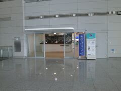 ラウンジに入ります。
ＪＡＬ便はこちらのＫＡＬラウンジとのこと。