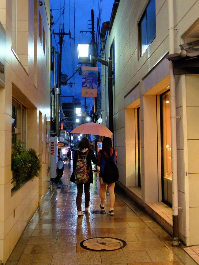 路地を若い人たちが傘をさして行く<br /><br />　なんとなく旅をしてる気持ちになります。