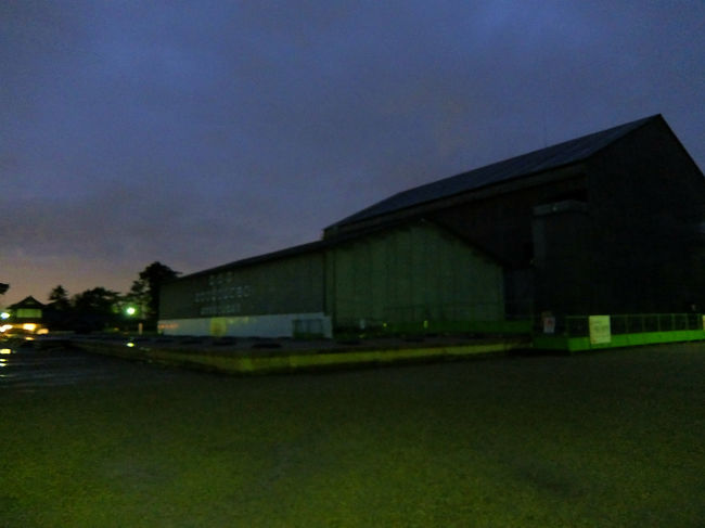 工事現場は暗闇の中に