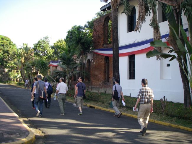 青白赤の巨大リボンで巻かれている建物がリサール記念館(Rizal Shrine)です。スペイン時代の様式で、後の建てられたそうで、」当時の建て物ではないとのこと。<br /><br />内部は撮影禁止でした。遺品などを見てると相当裕福な家庭の出身であったと想像できます。
