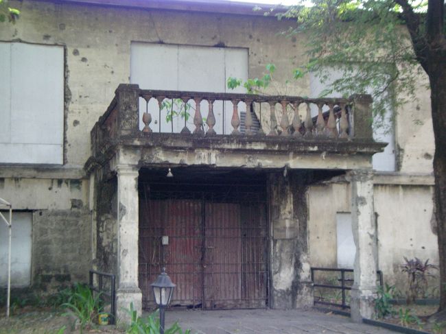 要塞外に出て、庭園の反対側には米軍の遺構が残っています。（Ruins American Barracks）