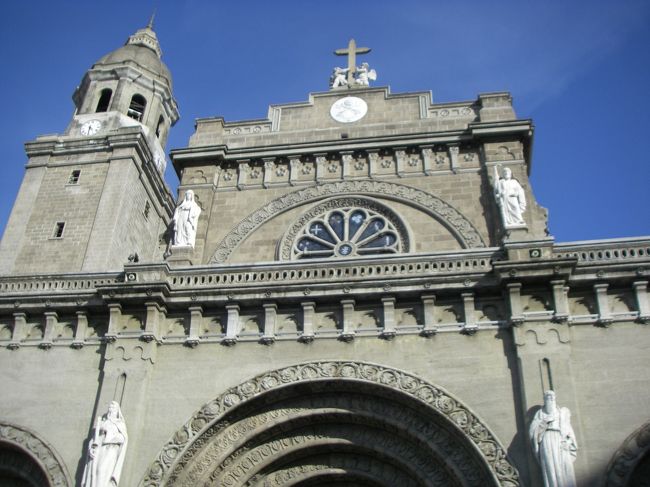 Entranceを出て、次は3番目のマニラ大聖堂です（Manila Cathedral)。