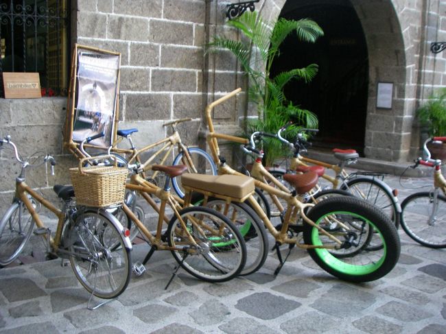中には一角に竹フレームの自転車が駐輪しています。この自転車でのIntramuros Tourを行っているようです。車重は軽くはありませんでした。この時この城壁内の街をIntramuros（イントラムロス）と呼称することを知りました。