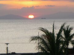 レストラン前のベランダからはマニラ湾に沈む夕陽がみえます。（ここで食事もできるが、熱いので屋内で食べました）
