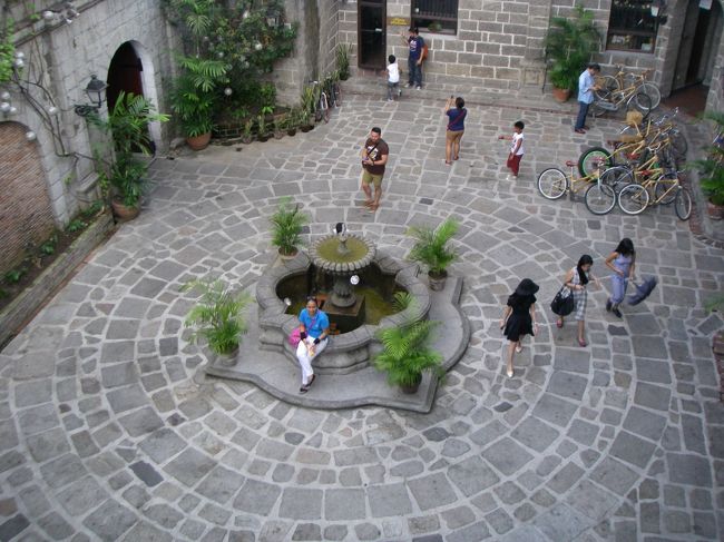 中庭です。スペイン風でしょうか？　あるいはヒスパニックと呼ぶのでしょうか？