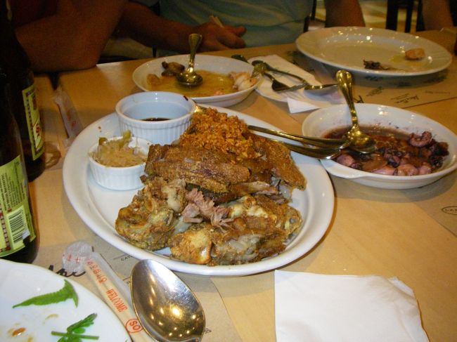 5か所観光して、ホテル前の埋め立て地をバスは走り、モール内のAbeというレストランで夕食です。とりあえずサンミゲルを注文し、乾杯です。サンミゲルは知ってました。