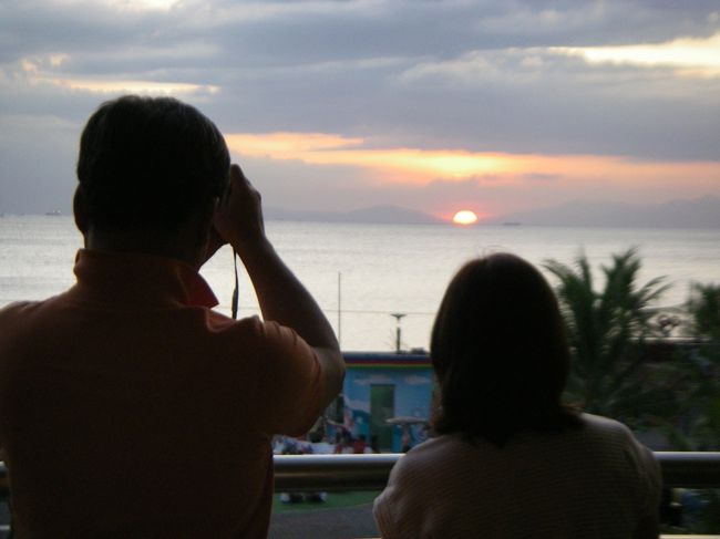 地元の人も結構夕陽を見ています。