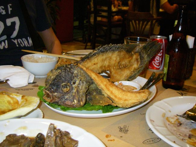 鯉のフライのようですが、違う魚です。甘辛いシロップ状のソースと食します。