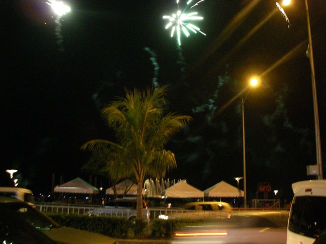 食事後モール前で、送りのバスを待っている間に花火が始まりました。