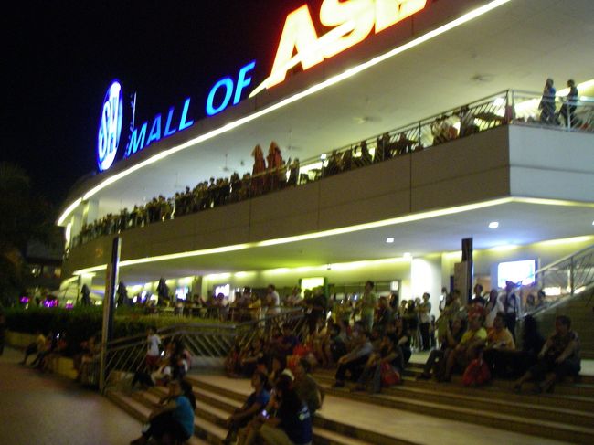 地元の方も大勢楽しんでします。　モールの名称はMall of Asiaで、東南アジアで2番目に大きく、映画館、アイススケート場、ボーリング場もあるそうです。