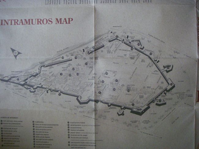 5か所観光して、夕食となりました。<br />ちなみにガイドのアナさんからもらったパンフの地図です。イントラムロスは五角形ですが、その壁の総延長4.5Km、64ヘクタールだそうです。<br /><br />この①がサンチャゴ要塞、24がマニラ大聖堂、26がサン・オウガスチン教会、27がカサマニラがあるところです。とは云っても見えないですね。